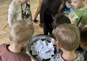 Dzieci topią papierową Marzannę.