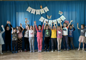 Dzieci z grupy zielonej prezentuja wiosenną piosenkę.