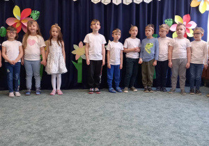Dzieci z grupy zielonej deklamują wiersz pt. "Spóźniony słowik"