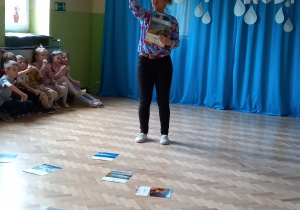 Nauczyciel prezentuje dzieciom ilustrację.