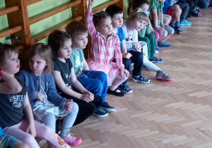 Dzieci uczestniczą w zajęciach o wodzie.