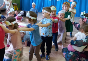 Dzieci uczestniczą w zabawach o tematyce wiosennej.