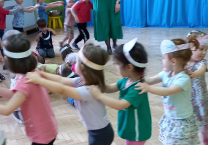 Dzieci uczestniczą w zabawach o tematyce wiosennej.