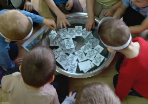 Dzieci topią papierowe Marzanny.