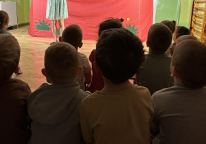 Dzieci oglądają przedstawienie teatralne.
