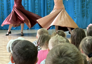 Tancerki prezenują tańce baletowe.