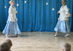 Tancerki prezenują tańce baletowe.