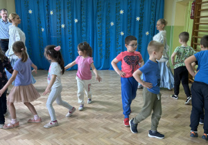 Dzieci tanczą poloneza.