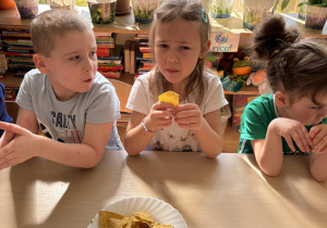 Dzieci próbują nachosów z guacamole.