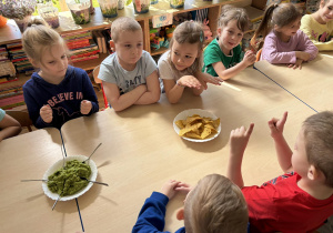 Dzieci próbują nachosów z guacamole.