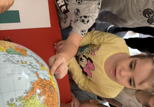 Dzieci odnajdują Meksyk na mapie świata.
