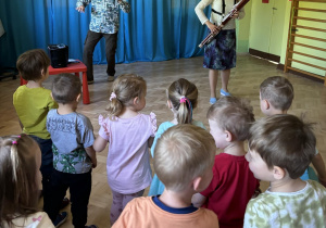 Dzieci tańczą twista, gdy pani gra na fagocie.