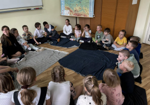 Dzieci wykonują zadania proponowane przez nauczyciela.