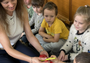 Dzieci wykonują zadania proponowane przez nauczyciela.