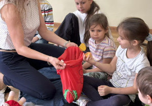 Dzieci wykonują zadania proponowane przez nauczyciela.