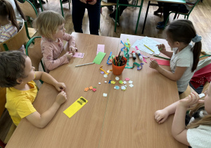 Dzieci wykonują zadania proponowane przez nauczyciela.