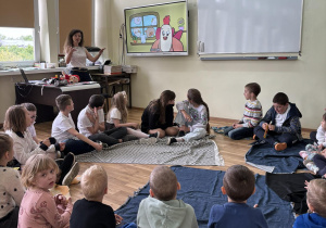 Dzieci wykonują zadania proponowane przez nauczyciela.