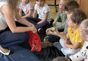 Dzieci wykonują zadania proponowane przez nauczyciela.