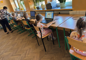 Dzieci grają w gry edukacyjne.