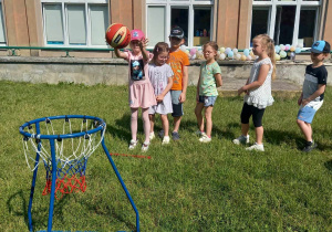 Dzieci biorą udział w konkurencjach sportowych podczas Przedszkolnej Spartakiady.