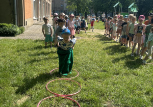 Dzieci podczas konkurencji sportowych.