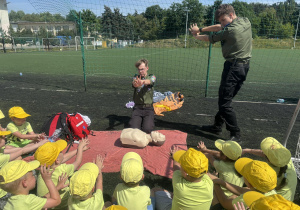 Dzieci poddczas zajęć z pierwszej pomocy.