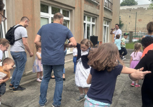 Dzieci wraz z Rodzicami podczas atrakcji na pikniku.