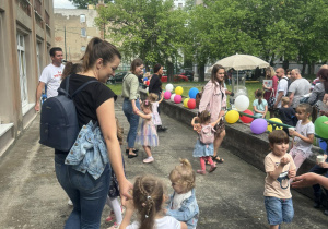 Dzieci wraz z Rodzicami podczas atrakcji na pikniku.