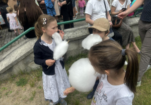 Dzieci wraz z Rodzicami podczas atrakcji na pikniku.