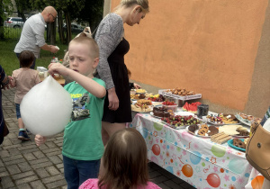 Dzieci wraz z Rodzicami podczas atrakcji na pikniku.