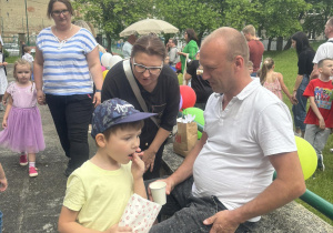 Dzieci wraz z Rodzicami podczas atrakcji na pikniku.