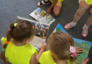 Dzieci podczas wycieczki w bibliotece.