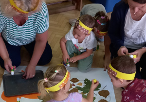 Dzieci podczas wykonywania pracy plastycznej.