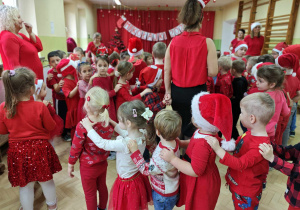 Dzieci, oczekując na przybycie Mikołaja, bawią się przy tematycznych piosenkach.