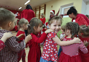 Dzieci, oczekując na przybycie Mikołaja, bawią się przy tematycznych piosenkach.