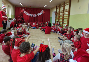 Dzieci, oczekując na przybycie Mikołaja, bawią się przy tematycznych piosenkach.