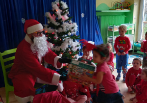 Mikołaj z dziećmi w grupie niebieskiej.