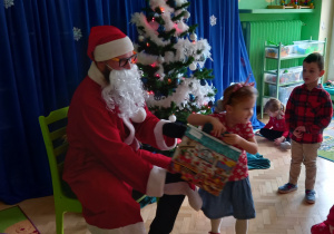 Mikołaj z dziećmi w grupie niebieskiej.