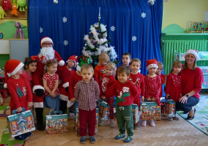 Mikołaj z dziećmi w grupie niebieskiej.