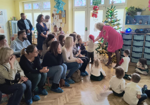 Dzieci wręczają Rodzcom upominki.