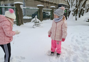 Dzieci bawią się w ogrodzie przedszkolnym.