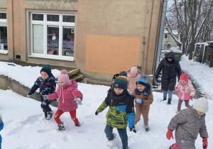 Dzieci bawią się na śniegu