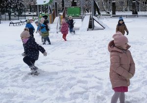 Dzieci bawią się na śniegu