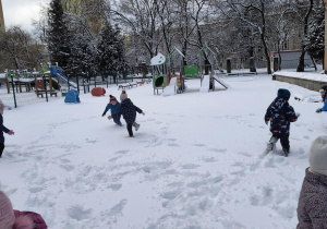 Dzieci bawią się na śniegu