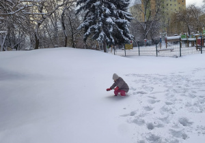 Dzieci bawią się na śniegu