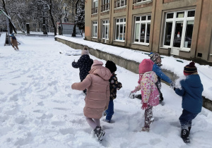 Dzieci bawią się na śniegu