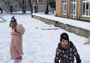 Dzieci bawią się na śniegu