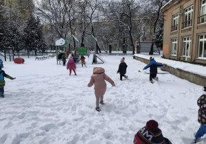 Dzieci bawią się na śniegu