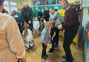 Dzieci bawią się przy muzyce ze swoimi babciami i dziadkami