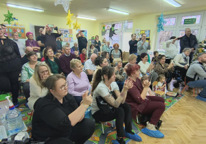 Goście podziwiają występ przedszkolaków